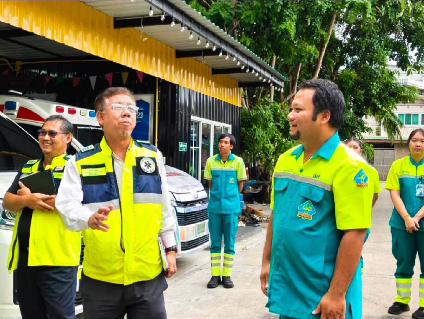 ผู้บริหารและทีมเจ้าหน้าที่ฉุกเฉินการแพทย์ Thitikal ที่ศูนย์รถพยาบาล